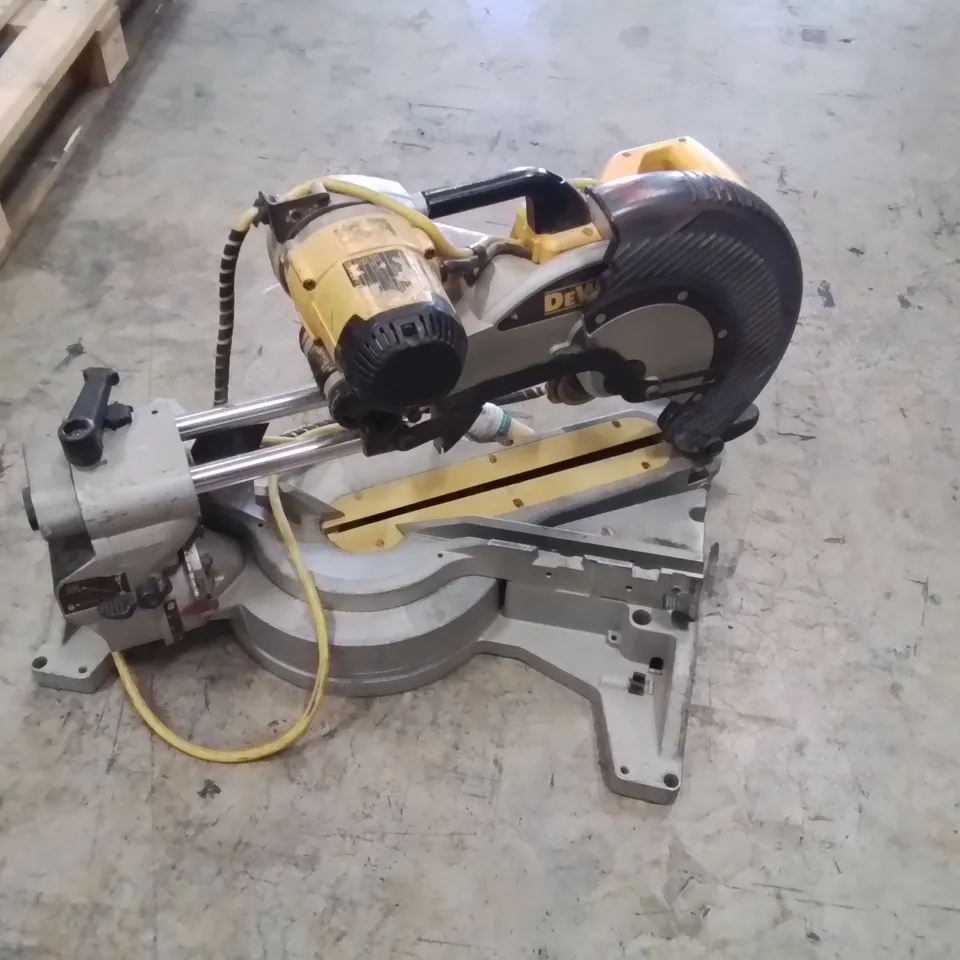 DEWALT COMPOUND MITRE SAW