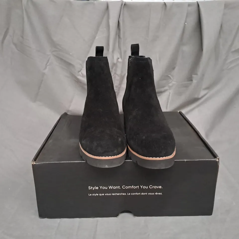 BOXED PAIR OF VIONIC CHARM BRIGHTON CHELSEA BOOTS IN BLACK SIZE 7