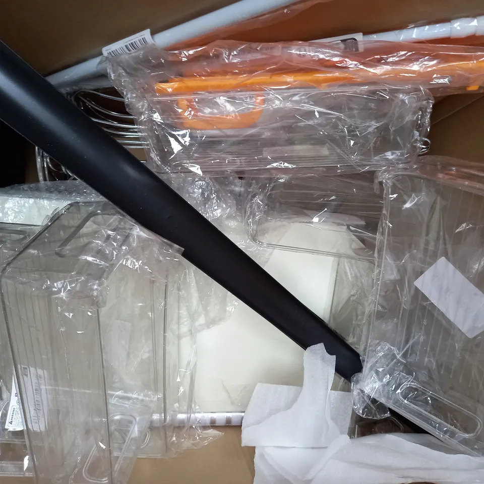 BOX OF APPROXIMATELY 10 ASSORTED HOUSEHOLD ITEMS TO INCLUDE PLASTIC STORAGE CONTAINER, SOLAR & WIRELESS BEAM SENSOR, ETC