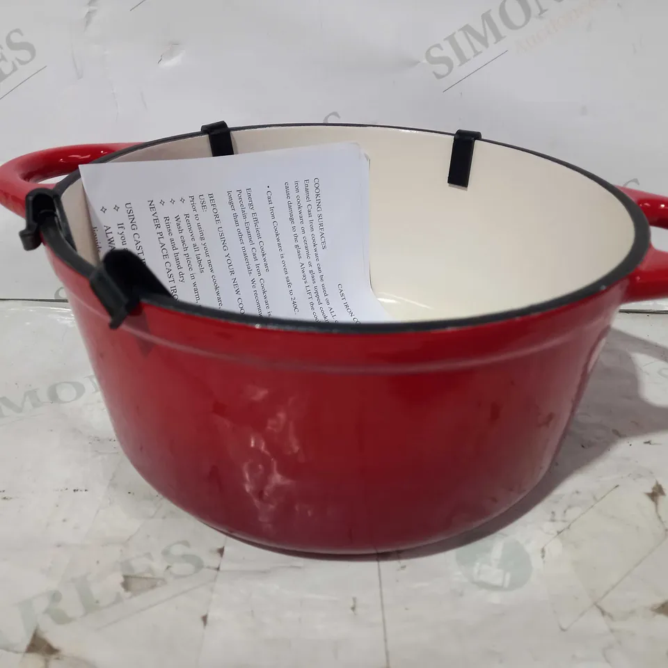 CAST IRON ROUND CASSEROLE DISH IN RED