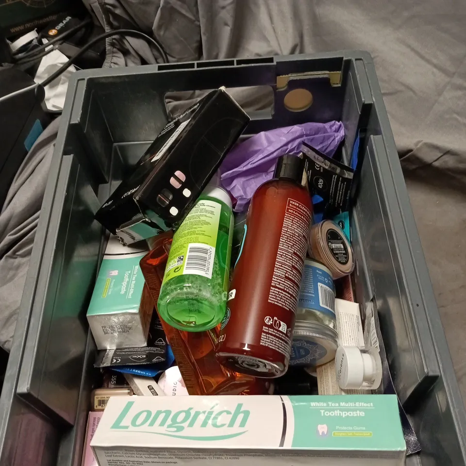 APPROXIMATELY 20 ASSORTED COSMETIC ITEM TO INCLUDE HAIR COMB, TOOTHPASTE, TEA TREE FACE WASH, HASK ARGAN OIL CONDITIONER ETC