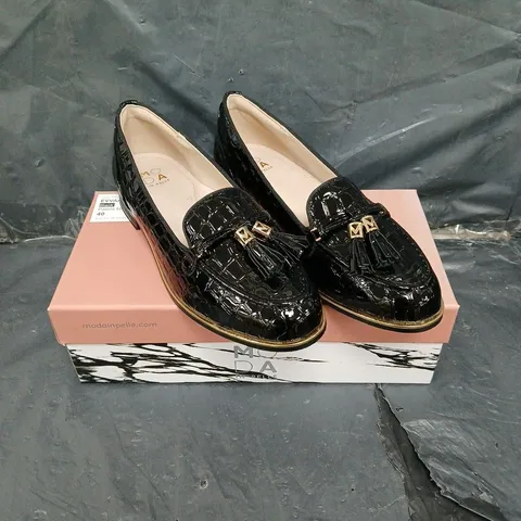 BOXED PAIR OF MODA IN PELLE PATENT MOCC SHOES IN BLACK - 7