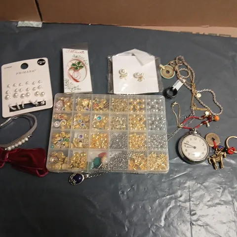 LARGE QUANTITY OF ASSORTED JEWELLERY AND ACCESSORIES