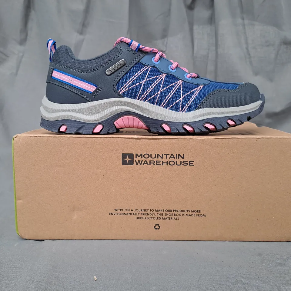 BOXED PAIR OF MOUNTAIN WAREHOUSE STAMPEDE KIDS WATERPROOF WALKING SHOES IN BLACK/BLUE/PINK UK SIZE 3