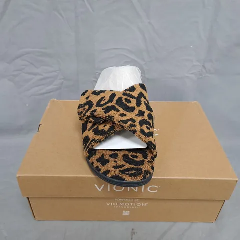 VIONIC WOMEN'S RELAX SLIPPER – LEOPARD BROWN MULTI, SIZE 8