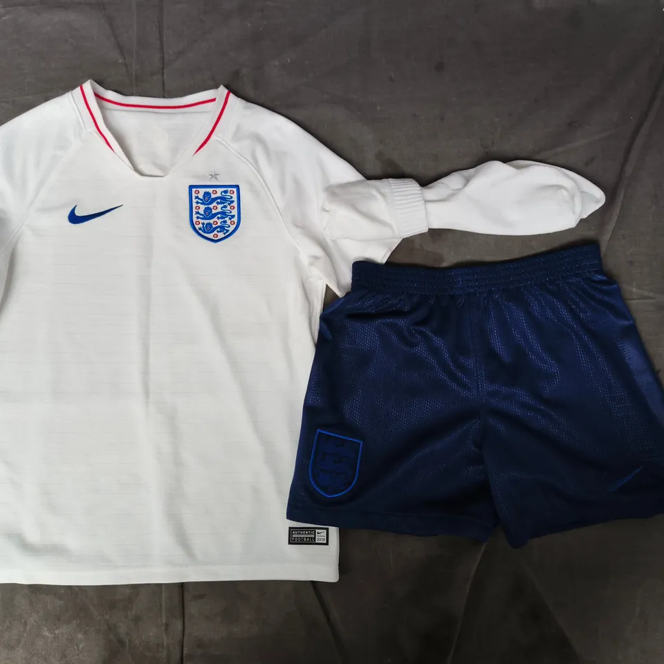 NIKE KID'S ENGLAND FOOTBALL KIT SIZE SMALL