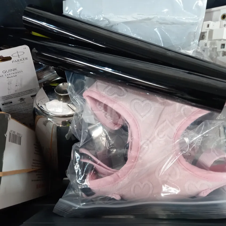 BOX OF APPROXIMATELY 9ASSORTED ITEMS TO INCLUDE - UNIVERSAL CHAIN - CREP WIPES - HARRIS WALLS AND CEILING BRUSHES ECT
