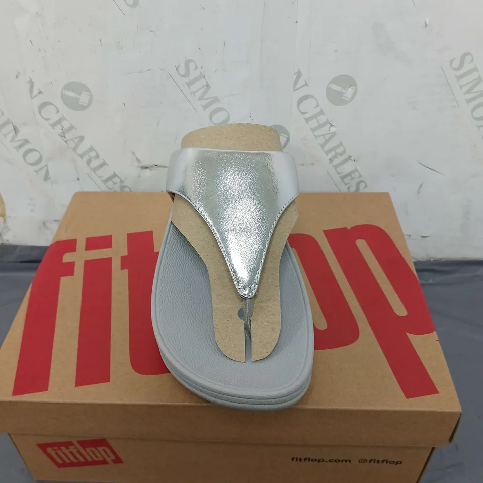 BOXED PAIR OF FITFLOP LULU LEATHER TOEPOST SHOES SIZE 4.5