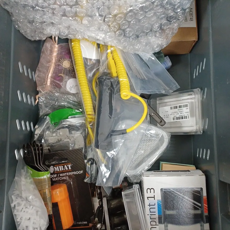 BOX OF APPROXIMATELY 20 ASSORTED HOUSEHOLD ITEMS TO INCLUDE COLLAPSIBLE KETTLE, WATERING CAN, 3-IN-1 SPORK