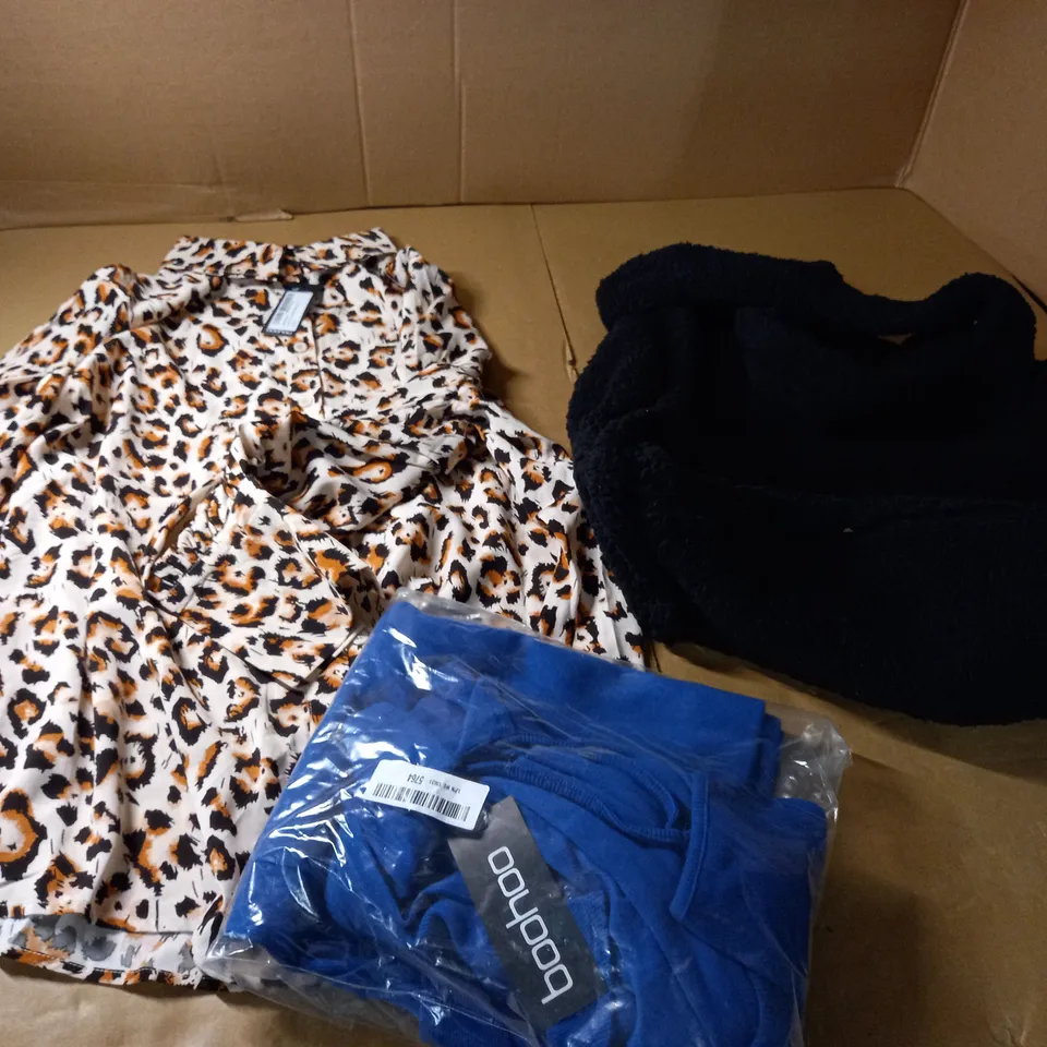 LOT OF APPROX 20 ASSORTED CLOTHING ITEMS VARYING IN SIZE/COLOUR/STYLE TO INCLUDE: TROUSERS, BAGS, TOPS