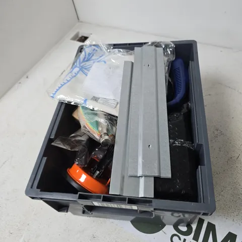 TOTE OF APPROXIMATELY 14 ASSORTED ITEMS TO INCLUDE: SENATOR CHROME THERMOSTATIC VALVE