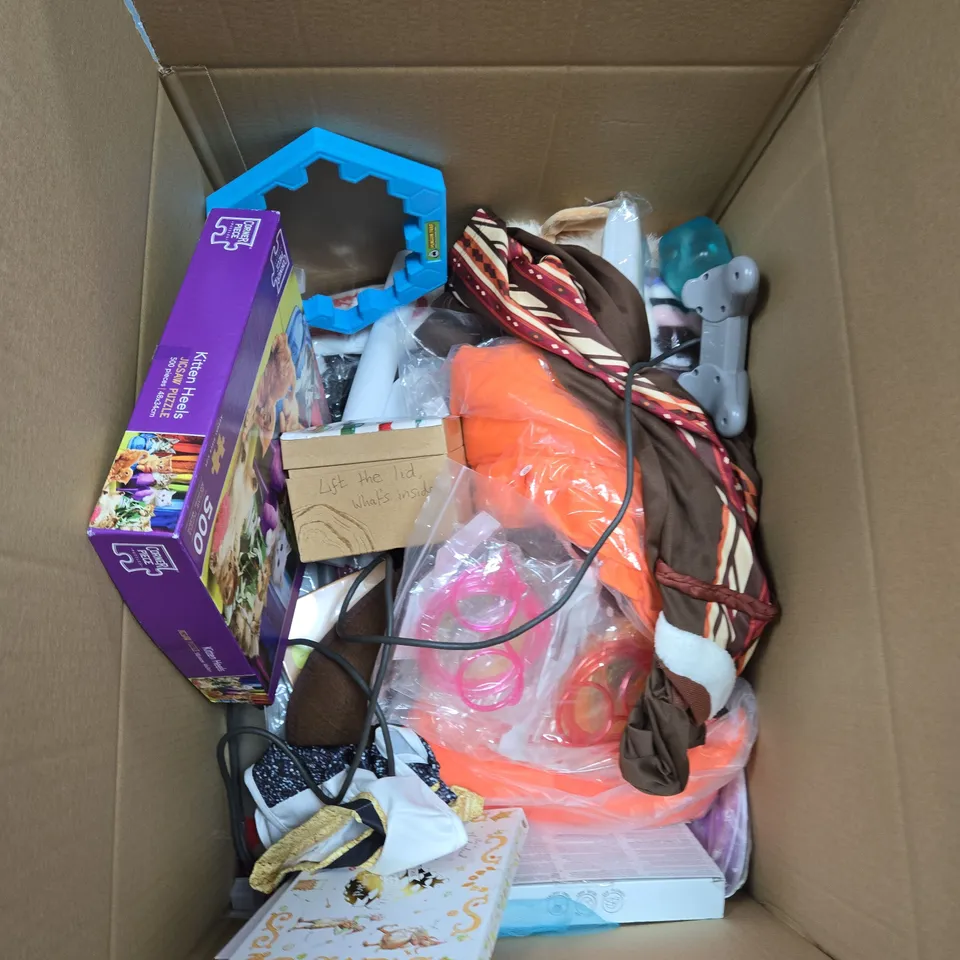 LARGE QUANTITY OF ASSORTED TOYS AND GAMES TO INCLUDE - TEDDIES, THE ELF COUNCIL AND HAIR LIGHTS