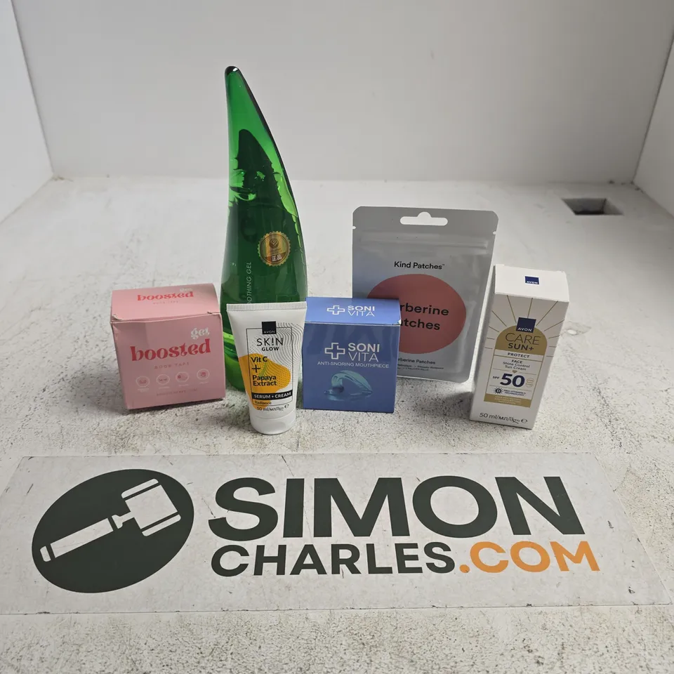 APPROXIMATELY 15 ASSORTED HEALTH & BEAUTY PRODUCTS TO INCLUDE AVON CARE SUN+, KIND PATCHES, HOLIKA HOLIKA SOOTHING GEL, ETC - COLLECTION ONLY