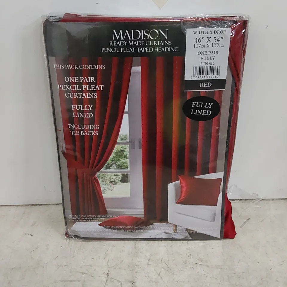 BAGGED HADLEY ROOM DARKENING PENCIL PLEAT CURTAINS - RED // SIZE: 117 X 137cm