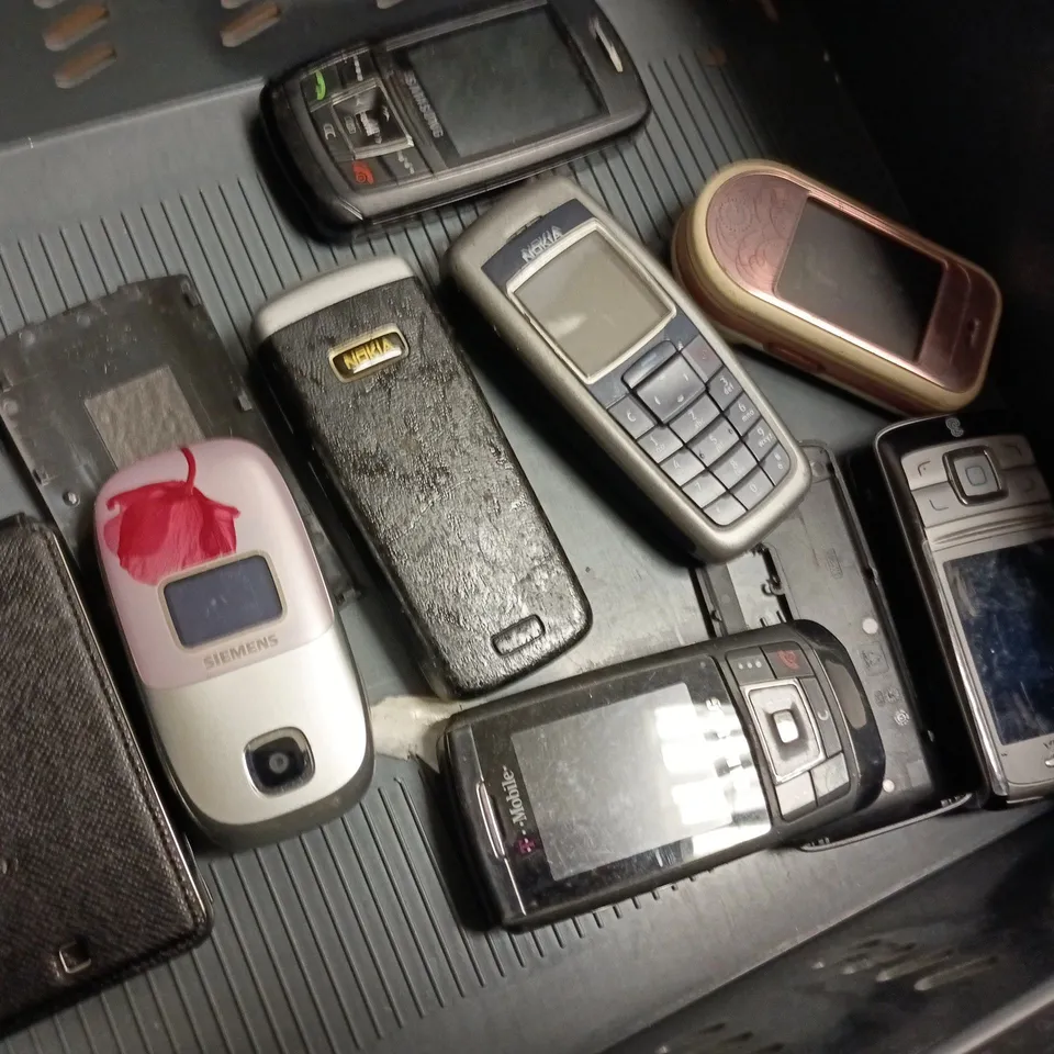 APPROXIMATELY 10 ASSORTED OLD MOBILE PHONES TO INCLUDE SAMSUNG, NOKIA, ALCATEL, ETC
