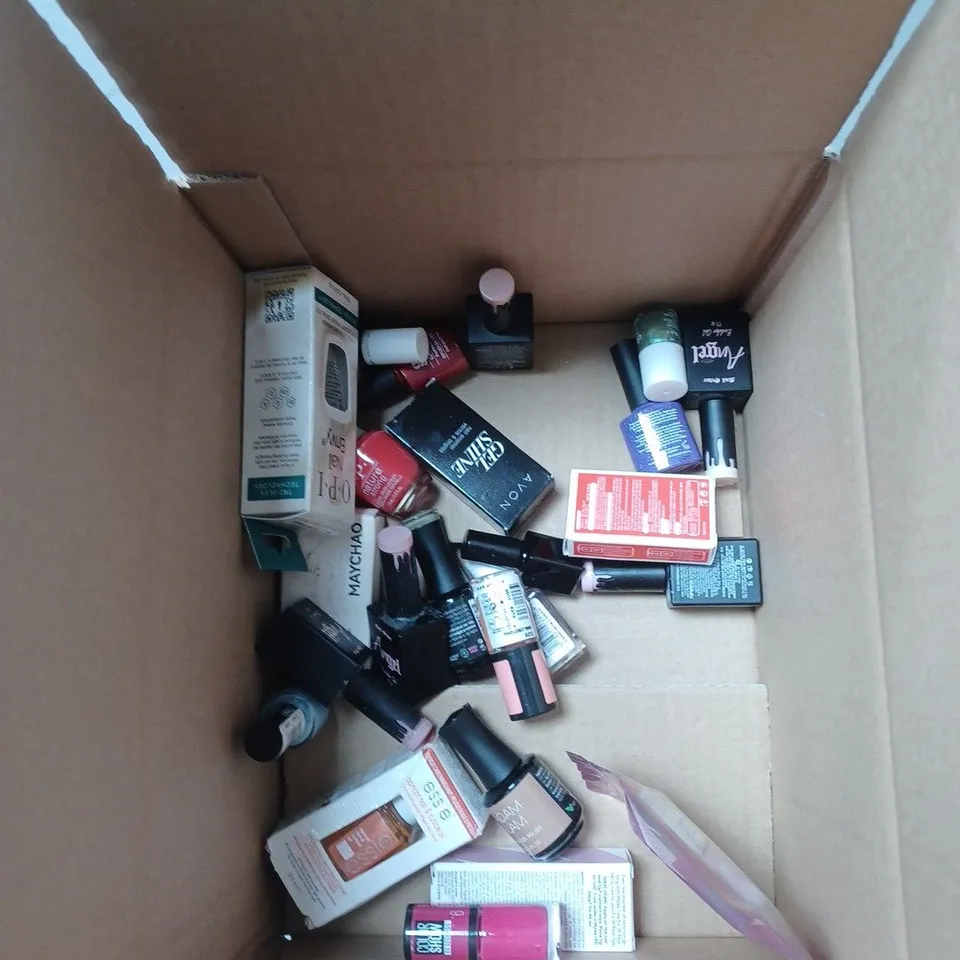 APPROXIMATELY 20 BOTTLES OF NAIL VARNISH TO INCLUDE RIMMEL, AVON AND VICTORIA VYNN
