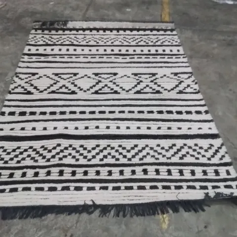 QUALITY DESIGNER AREA RUG - APPROXIMATELY 220X160