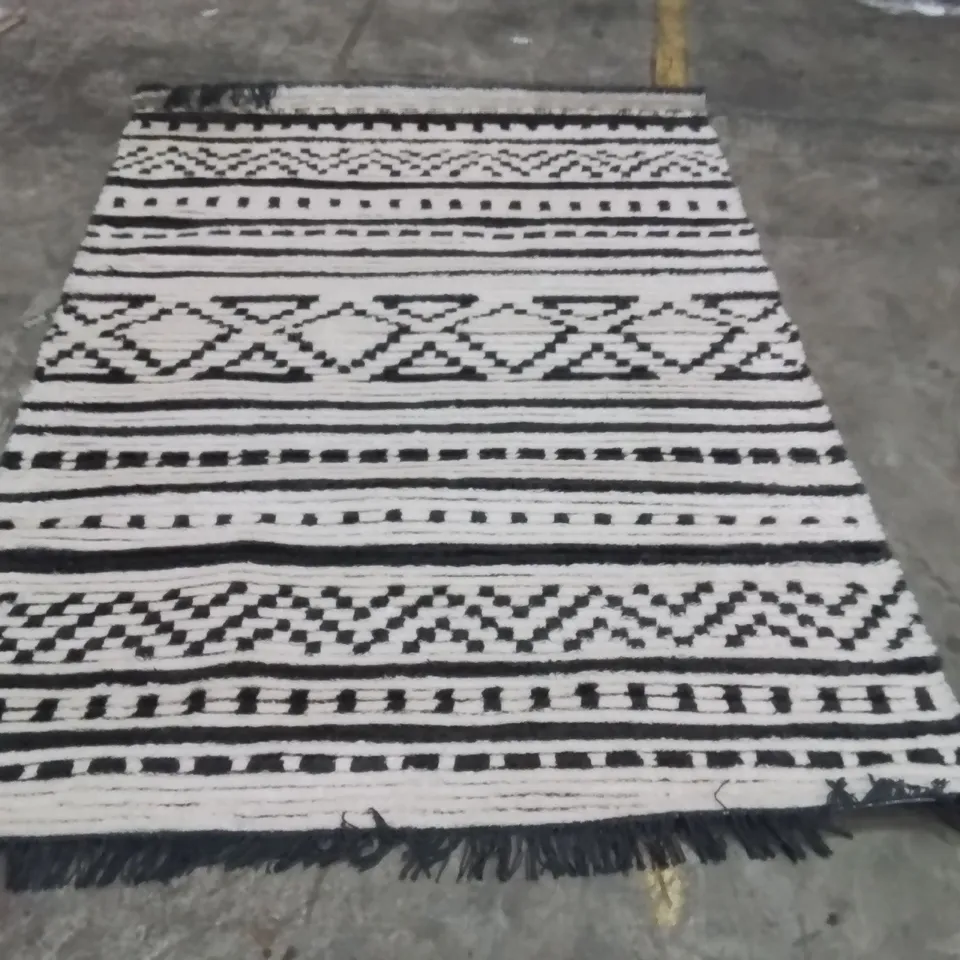 QUALITY DESIGNER AREA RUG - APPROXIMATELY 220X160