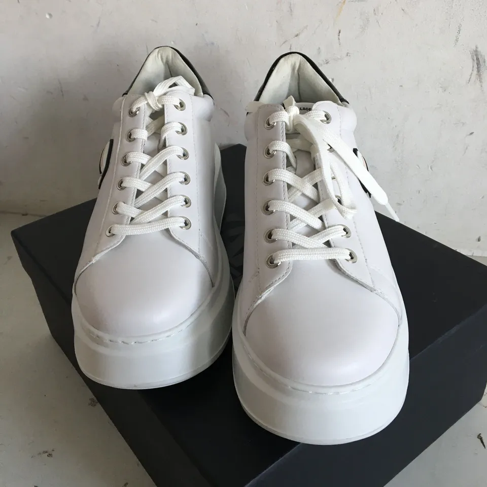 BOXED PAIR OF SIZE 8 KARL LAGERFIELD WHITE LACEUP PLATFORM IKONIC LOW SHOES