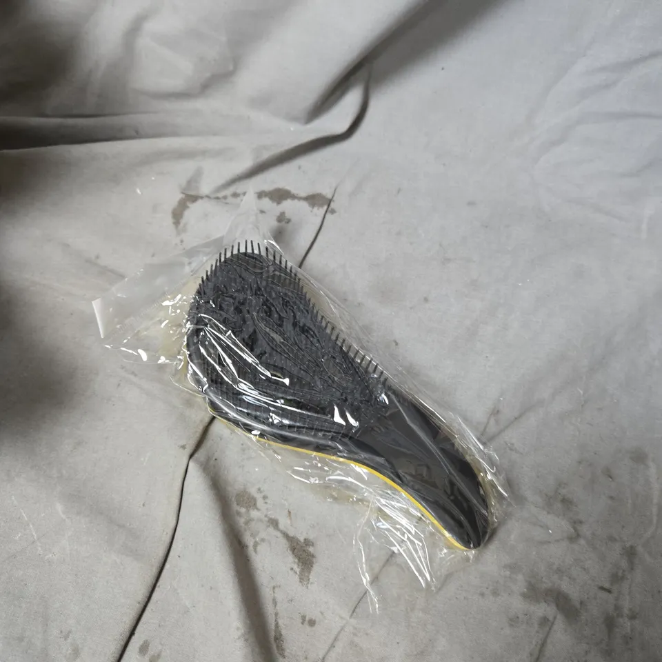 BOX OF APPROXIMATELY 18 BLACK CURVED BRISTLE BRUSH YELLOW HANDLE 