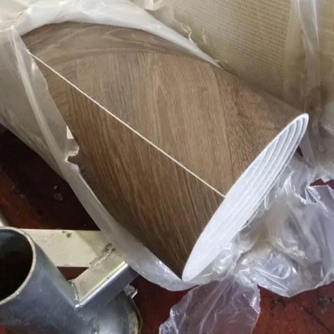 ROLL OF QUALITY TIMBERLAND SAOU // APPROX SIZE: 3 x 6.85m