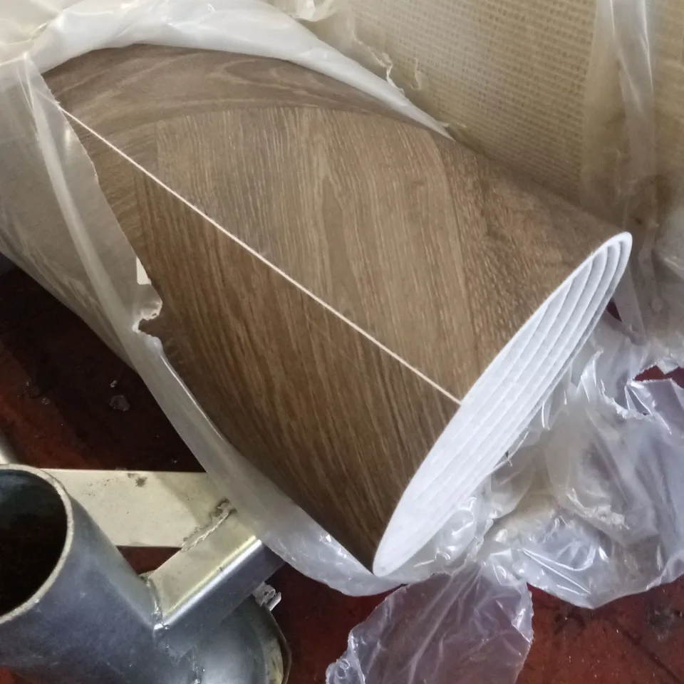 ROLL OF QUALITY TIMBERLAND SAOU // APPROX SIZE: 3 x 6.85m