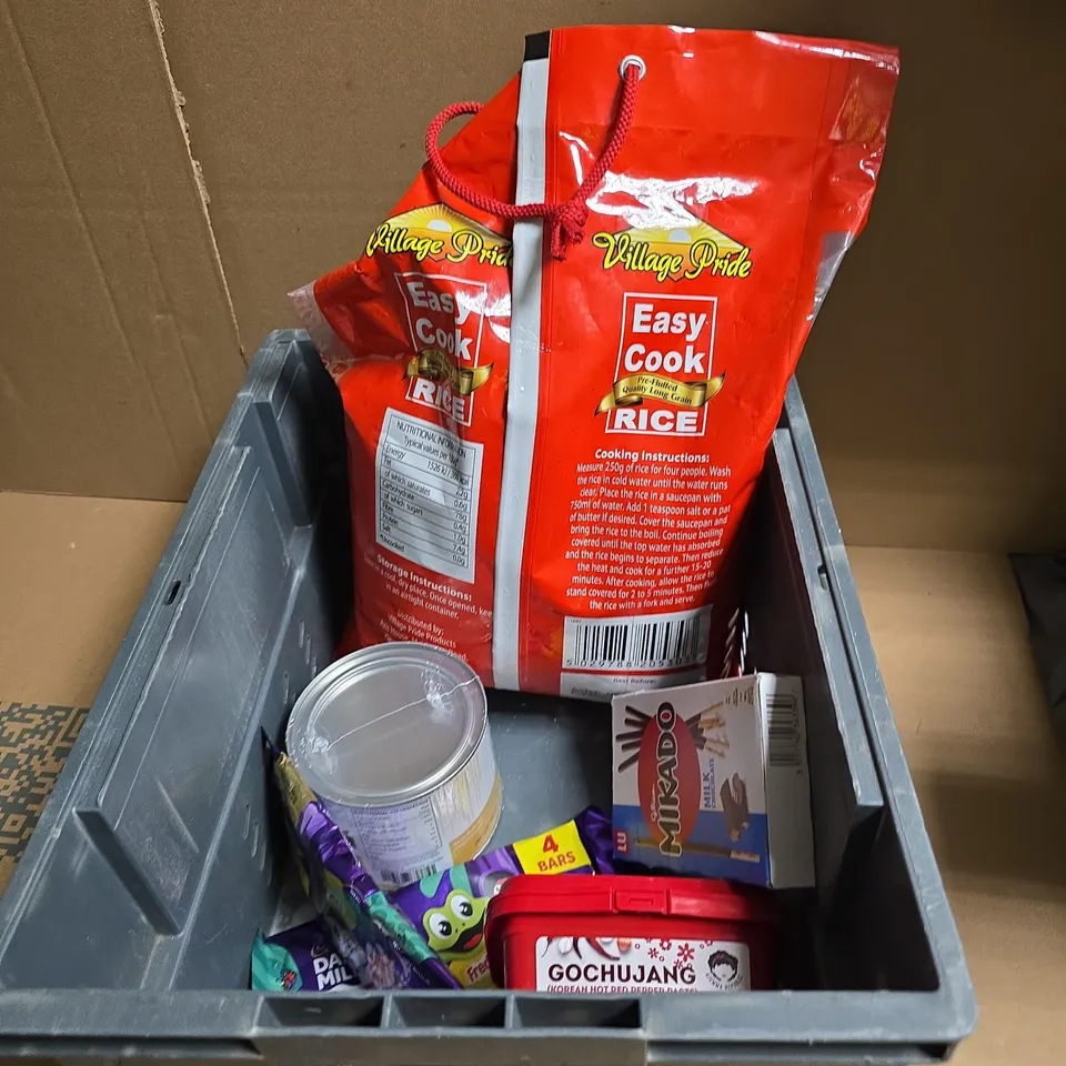 APPROXIMATELY 6 ASSORTED FOOD ITEMS INCLUDING MIKADO MILK CHOCOLATE AND GOCHUJANG KOREAN HOT RED PEPPER PASTE 