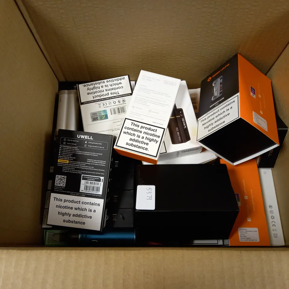 BOX OF APPROXMATELY 26 E-CIGARETTES AND LIQUIDS TO INCLUDE ASPIRE FLEXUS Q KIT, GEEKVAPE S100, INNOKIN COOLFIRE Z50 ZLIDE, ETC