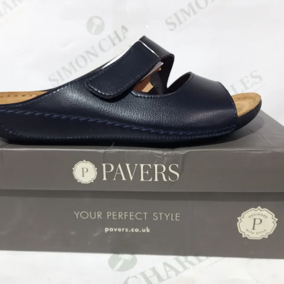BOXED PAIR OF PAVERS OPEN TOE LEATHER SANDALS IN NAVY EU SIZE 38