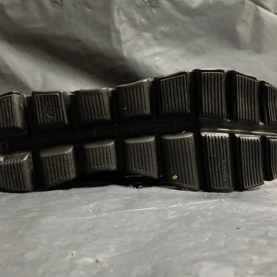 PAIR OF ON CLOUDSURFER TRAINERS IN BLACK SIZE UK 6