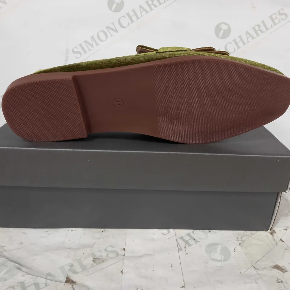 BOXED PAIR OF DESIGNER SLIP-ON SHOES IN GREEN W. GOLD EFFECT CHAIN EU SIZE 41