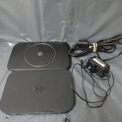 BOX OF APPROXIMATELY 10 ASSORTED ELECTRICAL ITEMS TO INCLUDE BROADBAND HUBS, PLUGS AND POWER CABLES