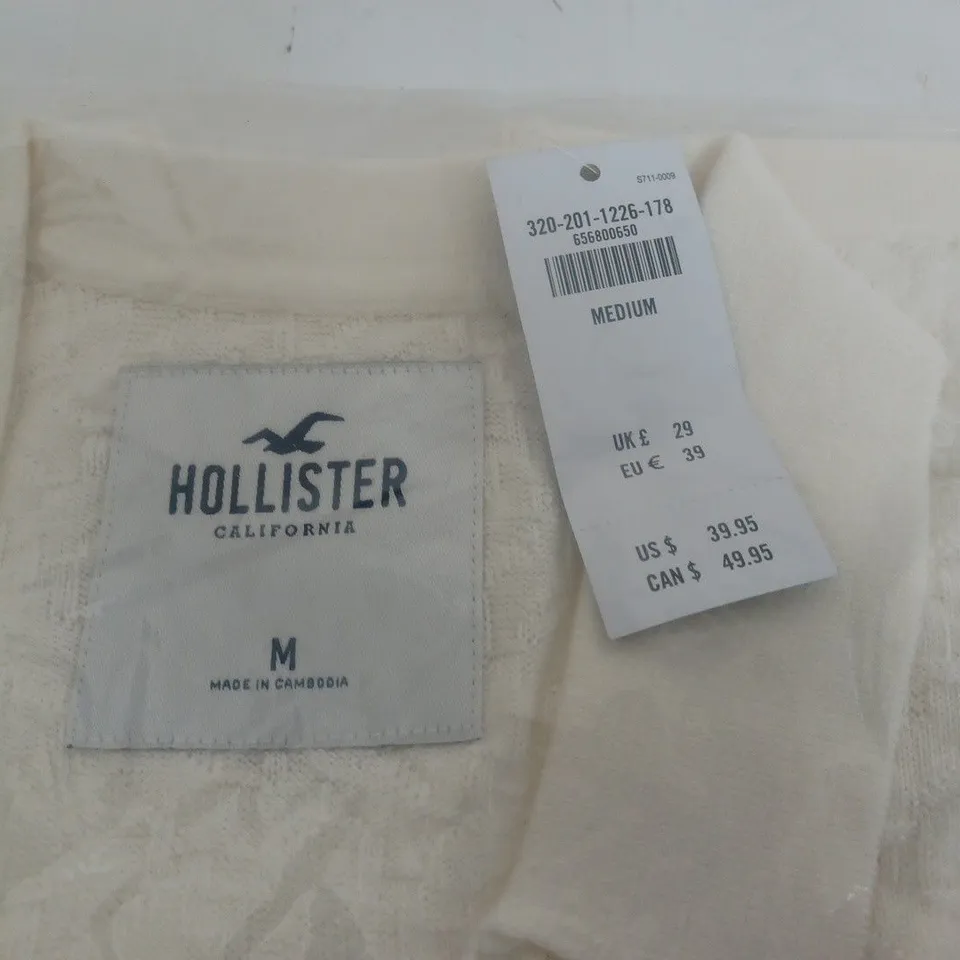 BAGGED HOLLISTER CREAM SHORT SLEEVE SHIRT - M