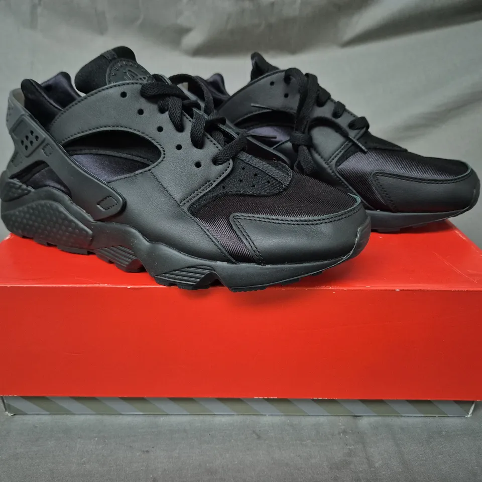 BOXED PAIR OF NIKE AIR HUARACHE SHOES IN BLACK UK SIZE 9