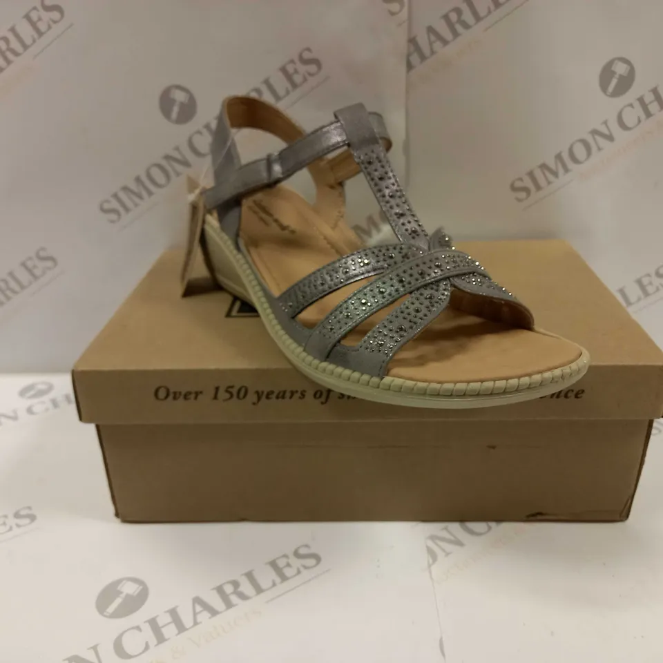BOXED PAIR OF CUSHION WALK DIAMANTE TRIM SANDALS IN PEWTER - SIZE 8