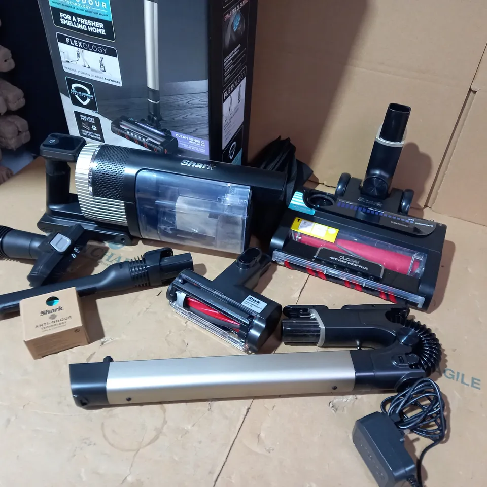 SHARK STRATOS CORDLESS VACUUM W/ANTI HAIR WRAP & CLEAN SENSE IQ IZ400UKT