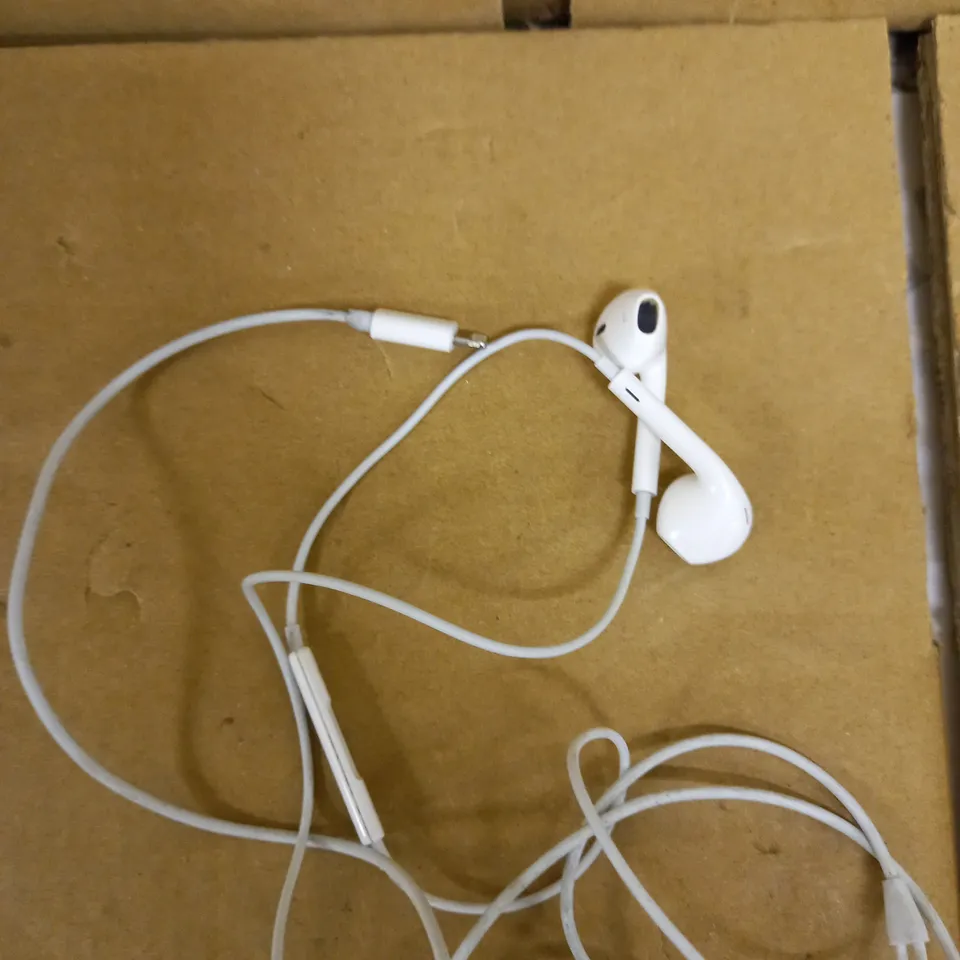 APPLE LIGHTENING CONNECTOR EARPODS 