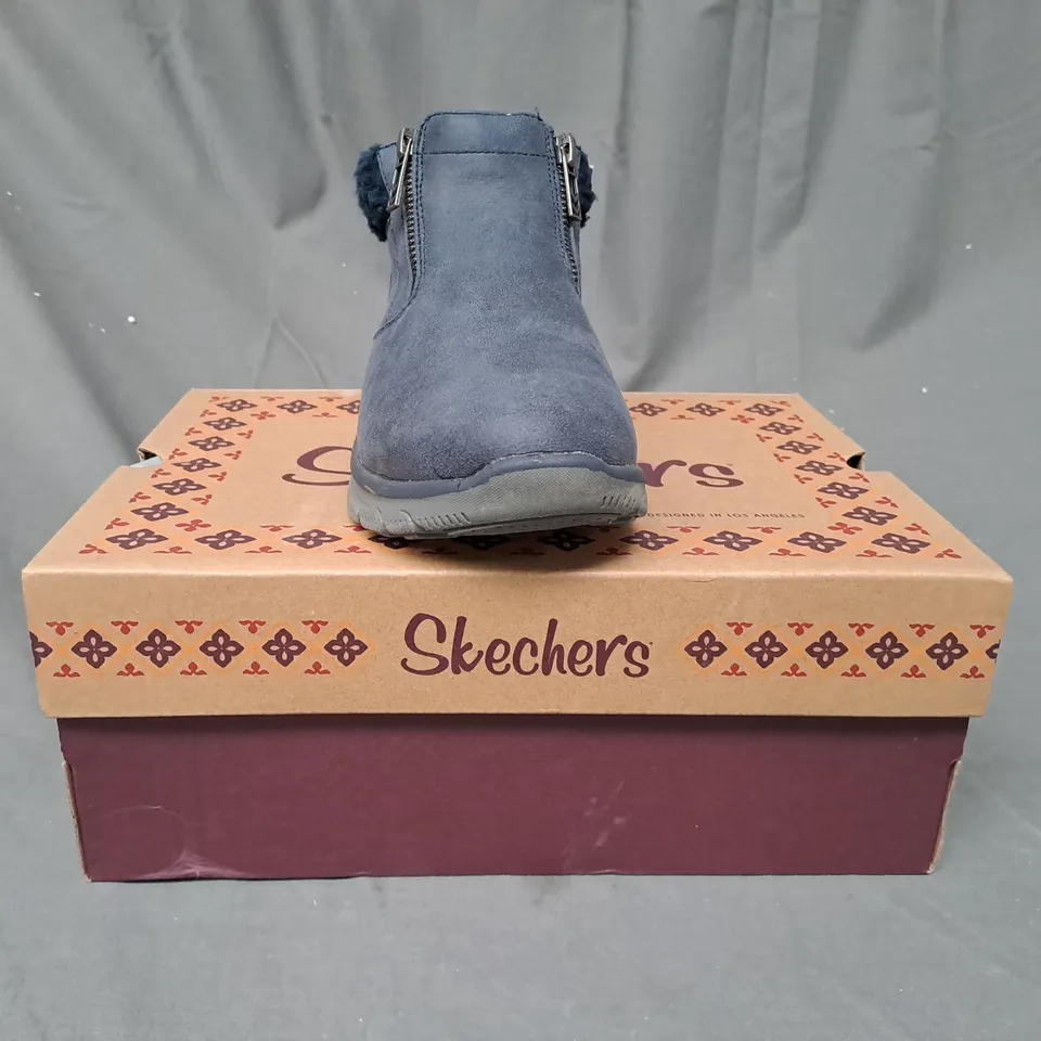 BOXED PAIR OF SKETCHERS EASY GOING BOOTS IN NAVY SIZE 3.5