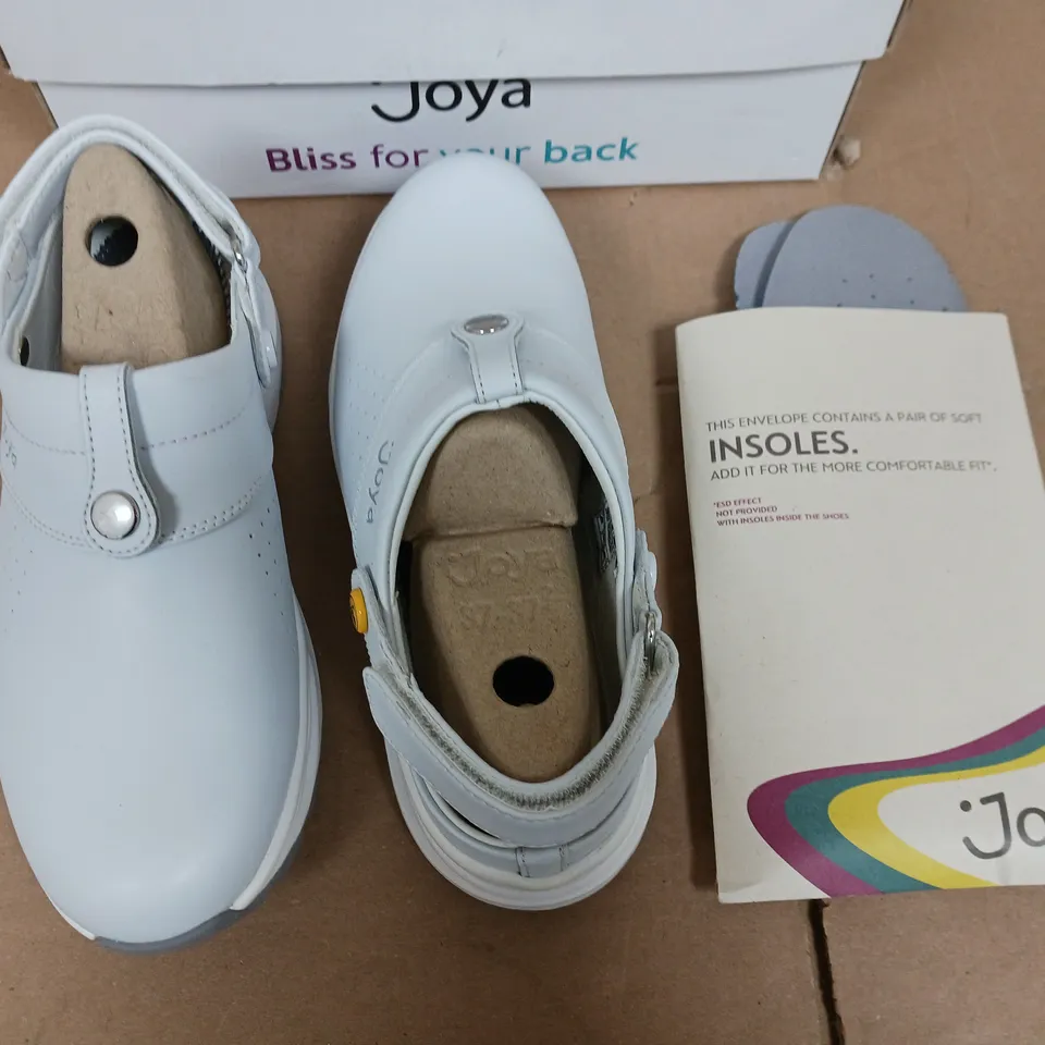 BOXED PAIR OF JOYA IQ ESD TRAINERS IN WHITE - UK 4