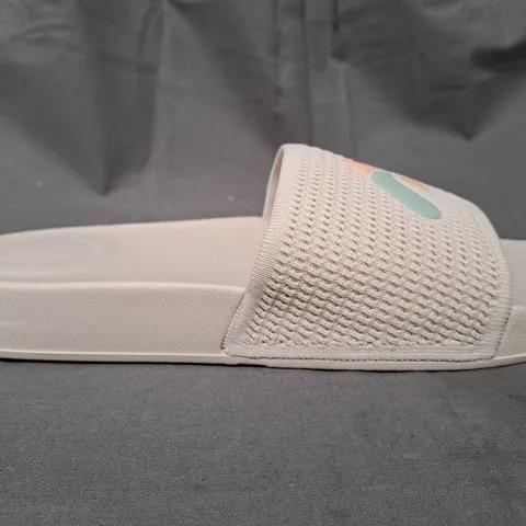 BOXED PAIR OF FITFLOP IQUSHION ARROW KNIT SLIDERS IN BEIGE UK SIZE 6