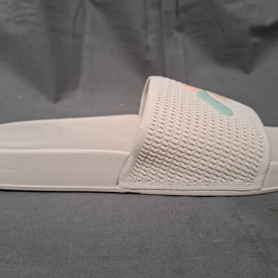 BOXED PAIR OF FITFLOP IQUSHION ARROW KNIT SLIDERS IN BEIGE UK SIZE 6