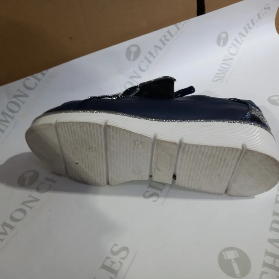 MODA NAVY TRAINERS SIZE 4 