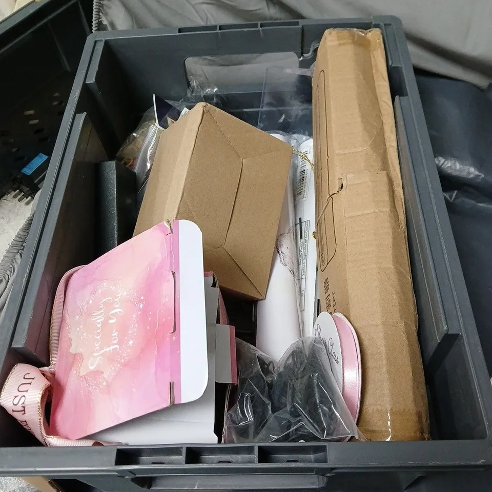 APPROXIMATELY 15 ASSORTED HOUSEHOLD ITEMS TO INCLUDE KINDLE COVER, TOILET CLEANING FOAM, CHRISTMAS DINOSAUR HANGING DECORATION, SATIN RIBBON ETC