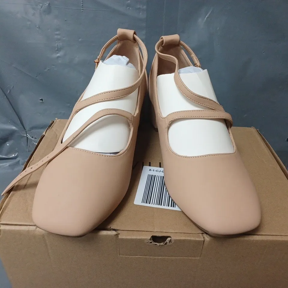 BOXED PAIR OF JD WILLIAMS HEELED BUCKLE SHOES IN CAMEL - UK 6 EX WIDE