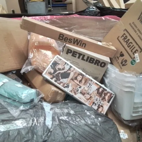 PALLET CONTAINING VARIOUS ASSORTED HOUSEHOLD ITEMS TO INCLUDE: LARGE GARDEN HOSE, POLAR WET FOOD FEEDER, POKER SET, AQUARIUM BULBS AND LOTS MORE UNMARKED BOXED ITEMS 