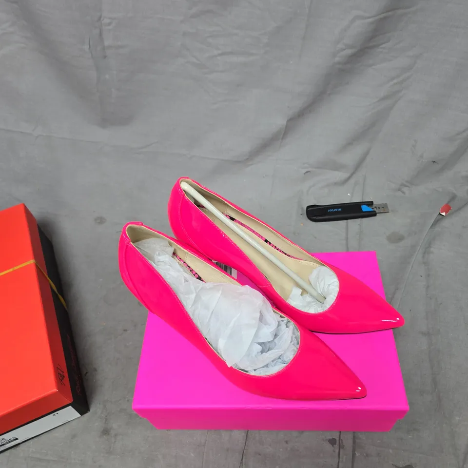 DANNII MINOGUE PINK PATENT LEATHER HEELS – UK 7 (EU 40)