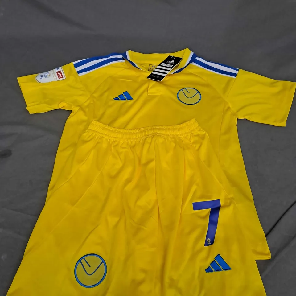 LEEDS UNITED AWAY SHIRT AND SHORTS WITH WILSON 7 SIZE 22