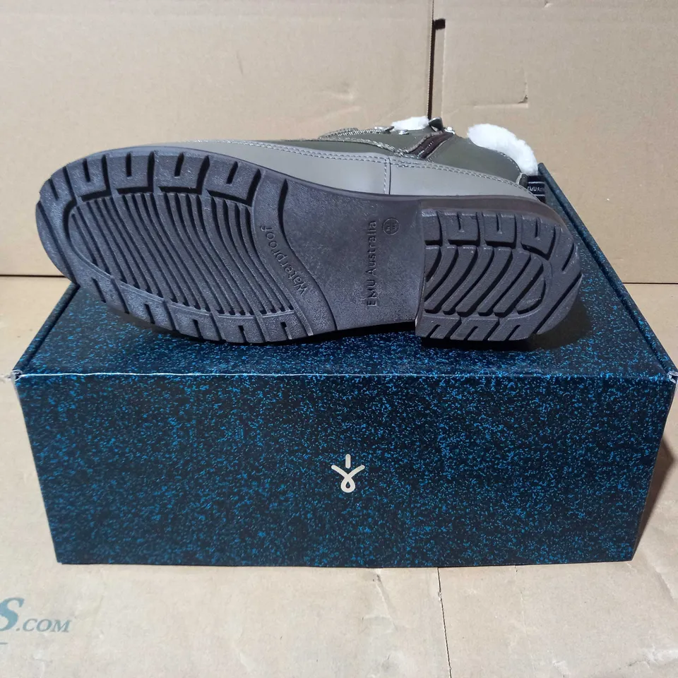 BOXED PAUR OF EMU OKAB FAUX LEATHER BOOTS IN DARK OLIVE UK SIZE 5