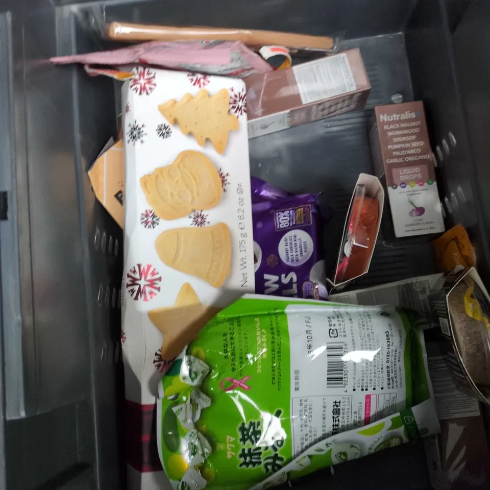 APPROXIMATELY 10 ASSORTED FOOD AND DRINK ITEMS TO INCLUDE BREAD SAUCE APPLE CHUTNEY, QUALITY STREET AND NUTRALIS LIQUID DROPS