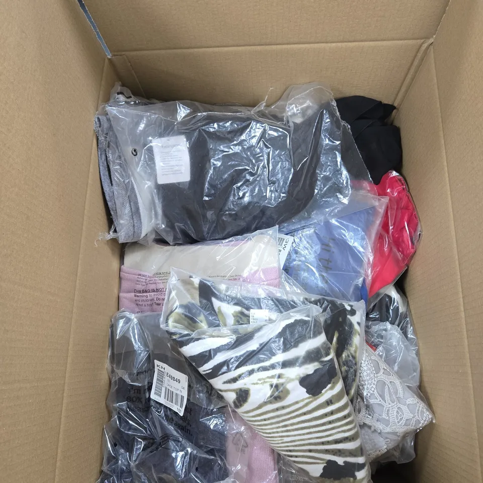 BOX OF APPROXIMATELY 25 ASSORTED CLOTHING ITEMS OF VARIOUS STYLES AND SIZES TO INCLUDE BLACK DRESS, KNITTED SWEATER, LACE TOP ETC